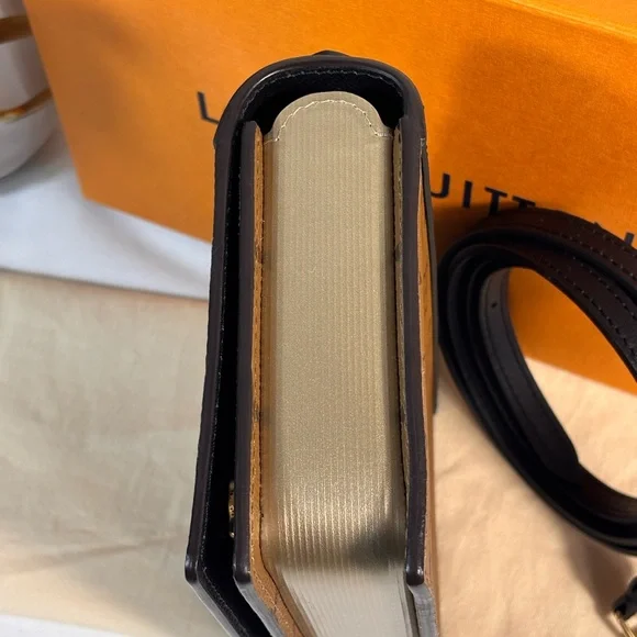 Louis Vuitton Reverse Book Woc Sold - Picture 6 of 16